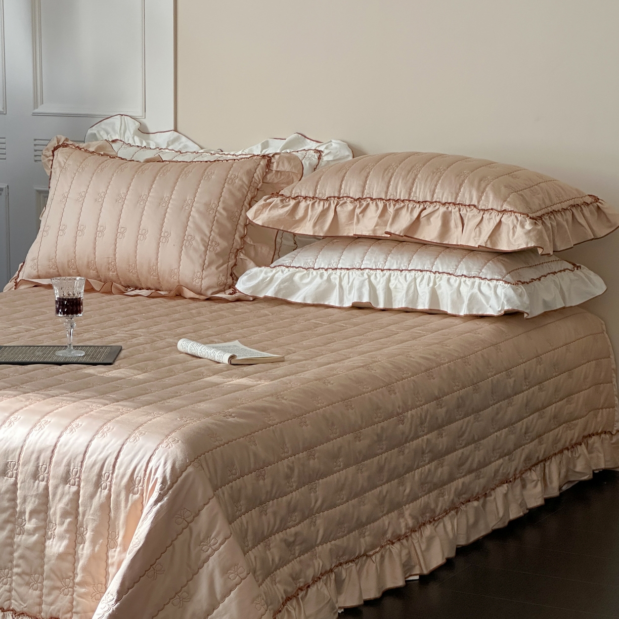 91家纺网 家纺一手货源 找家纺 琳可家居 2026新款60S长绒棉花边床盖A类双面全棉高温水洗-蝶恋系列 蝶恋-卡其