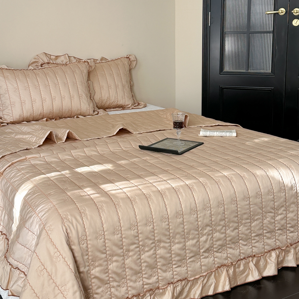 91家纺网 家纺一手货源 找家纺 琳可家居 2026新款60S长绒棉花边床盖A类双面全棉高温水洗-蝶恋系列 蝶恋-卡其