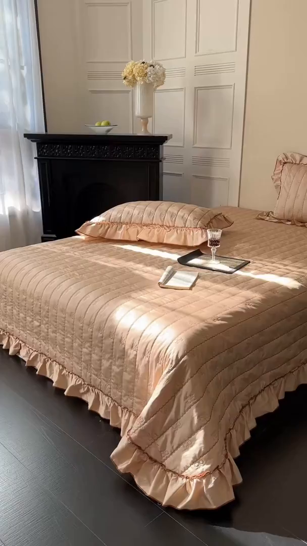 91家纺网 家纺一手货源 找家纺 琳可家居 2026新款60S长绒棉花边床盖A类双面全棉高温水洗-蝶恋系列 蝶恋-卡其