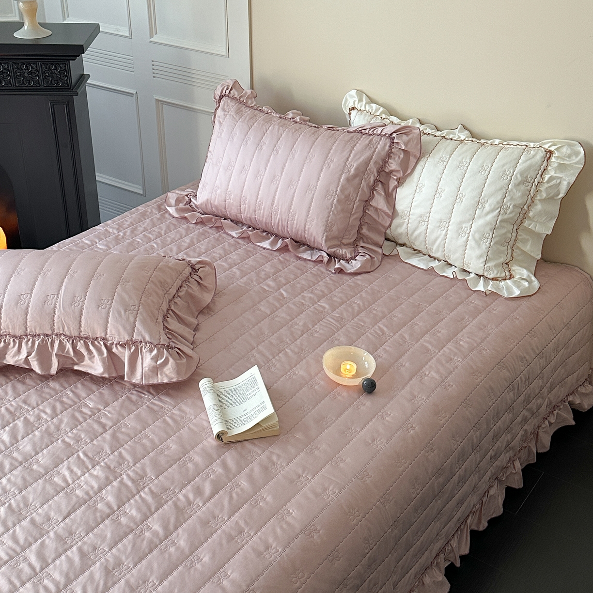 91家纺网 家纺一手货源 找家纺 琳可家居 2026新款60S长绒棉花边床盖A类双面全棉高温水洗-蝶恋系列 蝶恋-雾粉