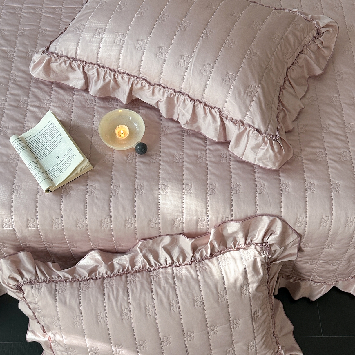 91家纺网 家纺一手货源 找家纺 琳可家居 2026新款60S长绒棉花边床盖A类双面全棉高温水洗-蝶恋系列 蝶恋-雾粉