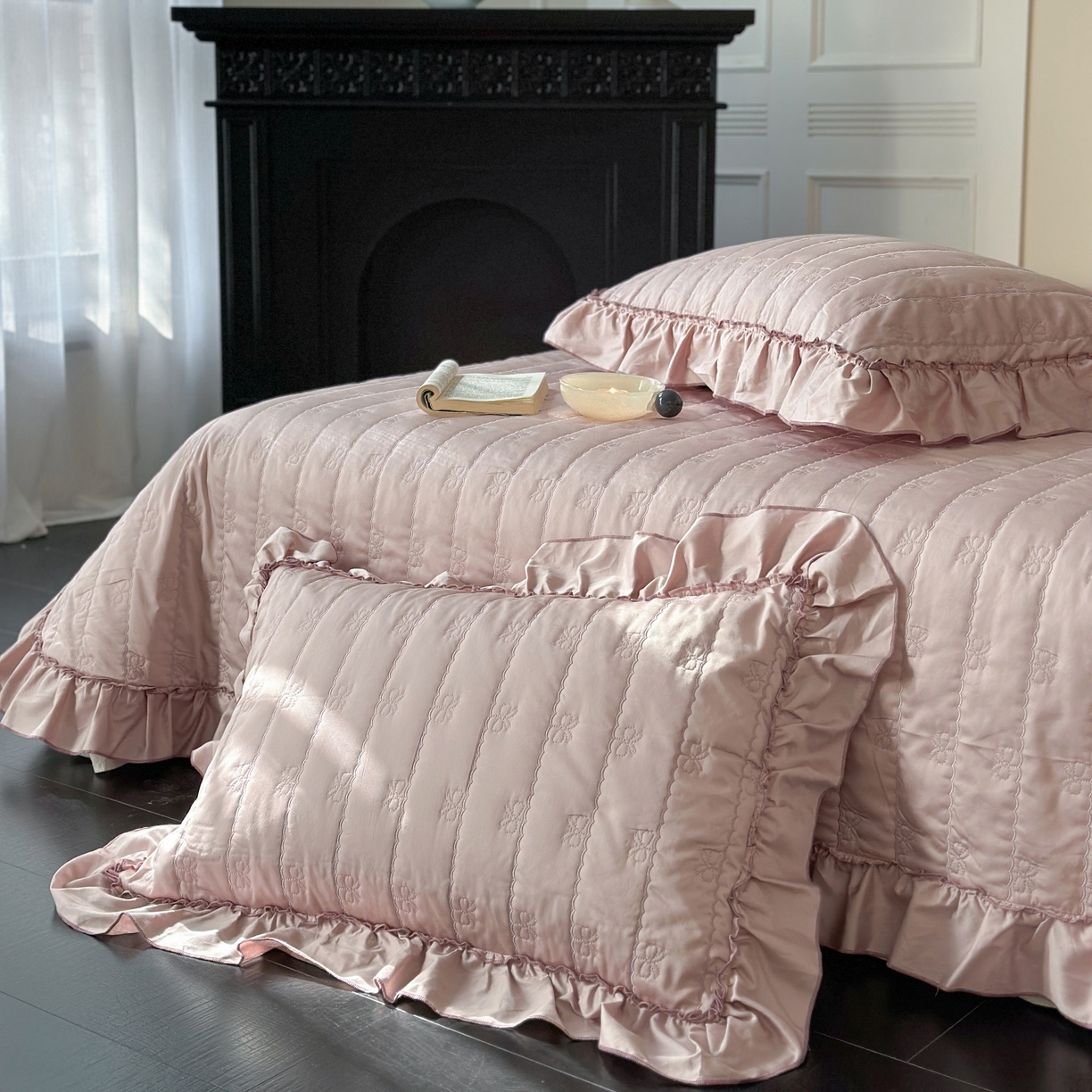 91家纺网 家纺一手货源 找家纺 琳可家居 2026新款60S长绒棉花边床盖A类双面全棉高温水洗-蝶恋系列 蝶恋-雾粉