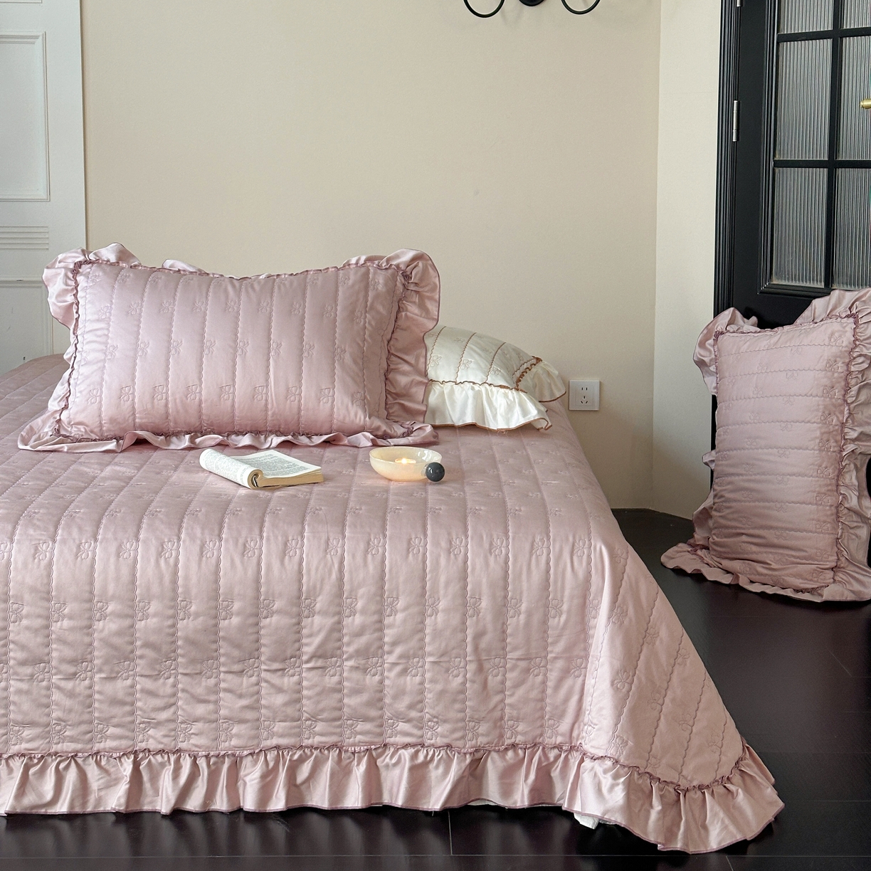 91家纺网 家纺一手货源 找家纺 琳可家居 2026新款60S长绒棉花边床盖A类双面全棉高温水洗-蝶恋系列 蝶恋-雾粉