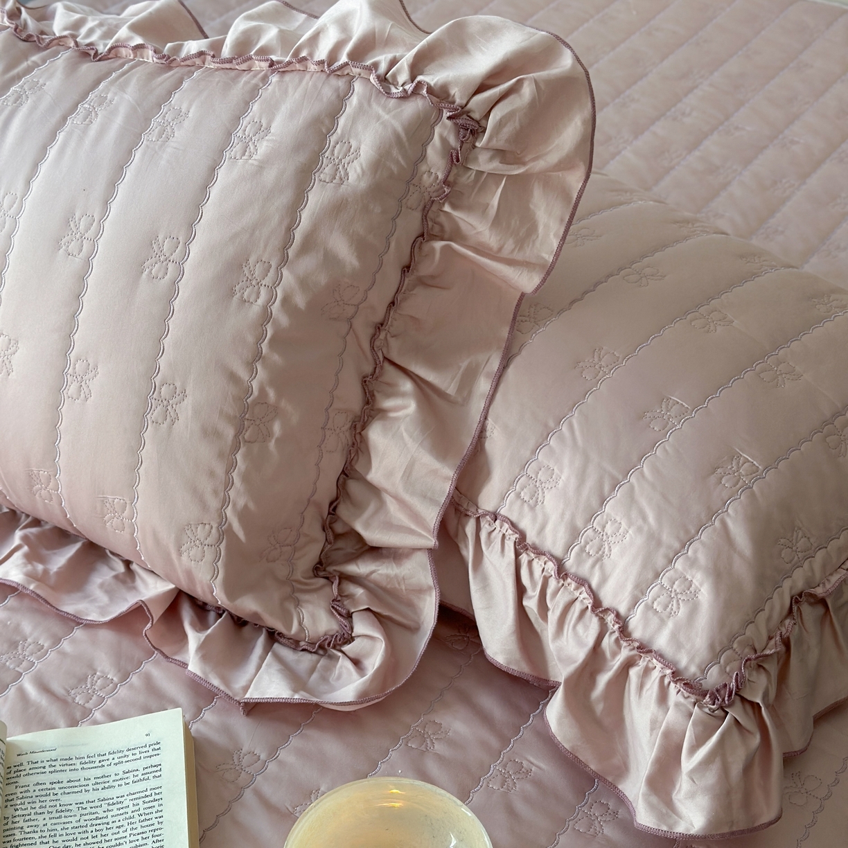 91家纺网 家纺一手货源 找家纺 琳可家居 2026新款60S长绒棉花边床盖A类双面全棉高温水洗-蝶恋系列 蝶恋-雾粉