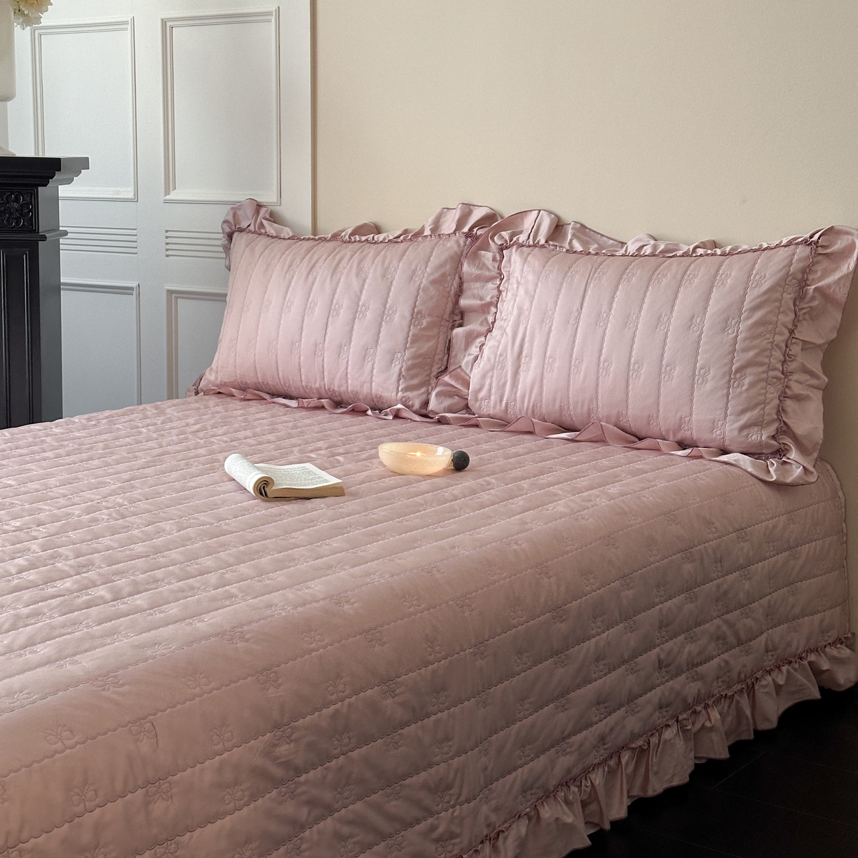 91家纺网 家纺一手货源 找家纺 琳可家居 2026新款60S长绒棉花边床盖A类双面全棉高温水洗-蝶恋系列 蝶恋-雾粉