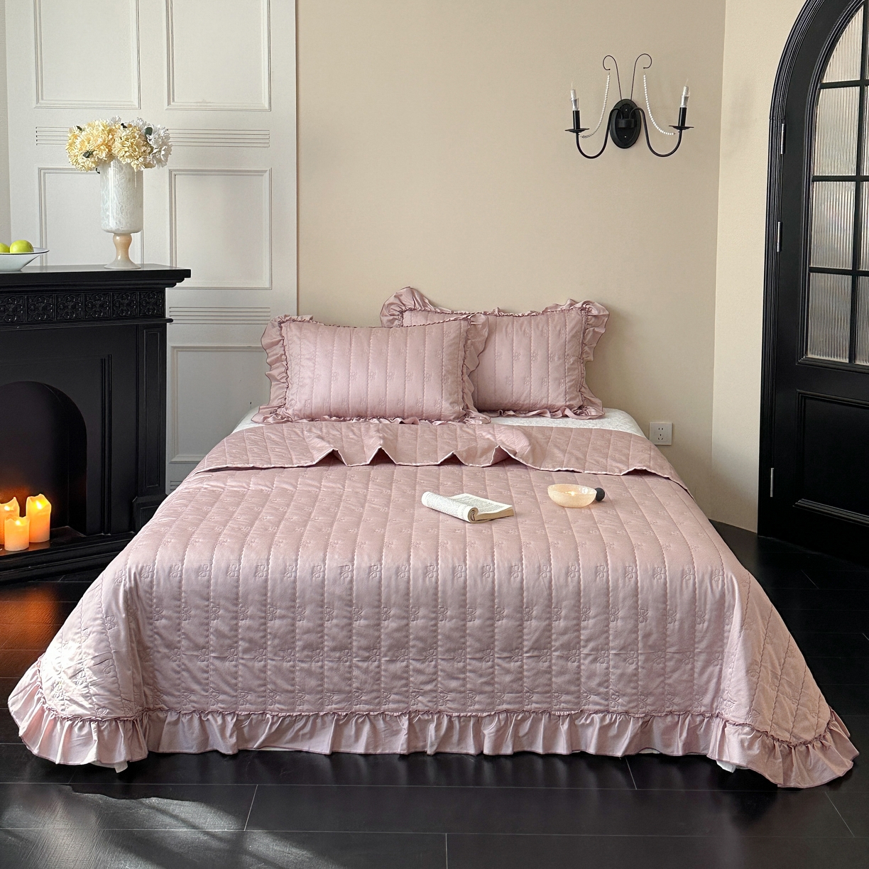 91家纺网 家纺一手货源 找家纺 琳可家居 2026新款60S长绒棉花边床盖A类双面全棉高温水洗-蝶恋系列 蝶恋-雾粉