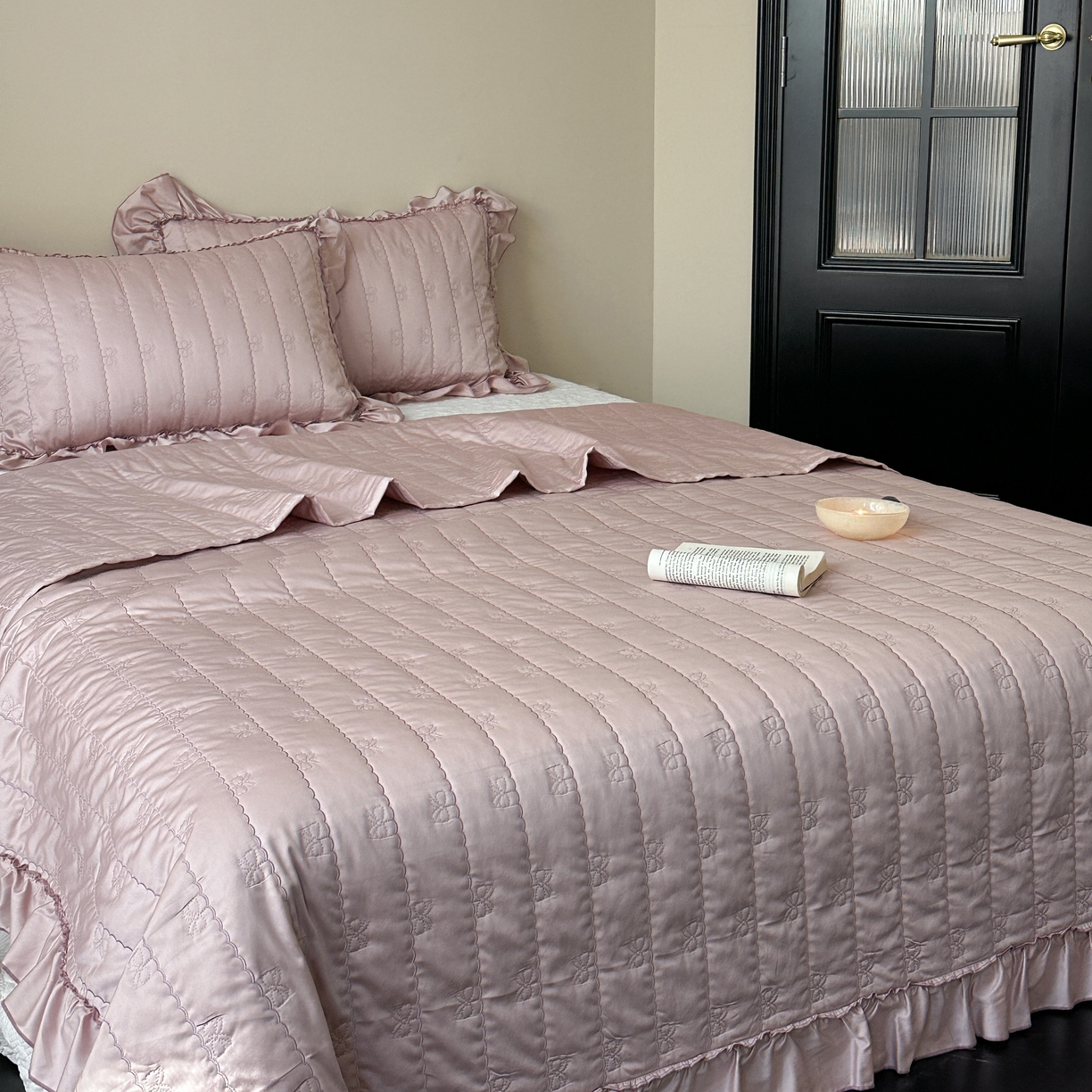 91家纺网 家纺一手货源 找家纺 琳可家居 2026新款60S长绒棉花边床盖A类双面全棉高温水洗-蝶恋系列 蝶恋-雾粉