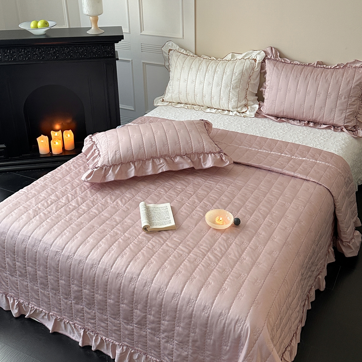 91家纺网 家纺一手货源 找家纺 琳可家居 2026新款60S长绒棉花边床盖A类双面全棉高温水洗-蝶恋系列 蝶恋-雾粉