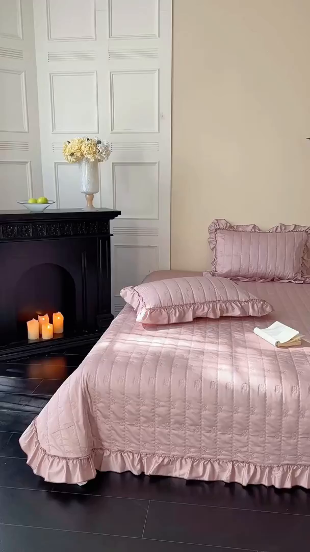 91家纺网 家纺一手货源 找家纺 琳可家居 2026新款60S长绒棉花边床盖A类双面全棉高温水洗-蝶恋系列 蝶恋-雾粉