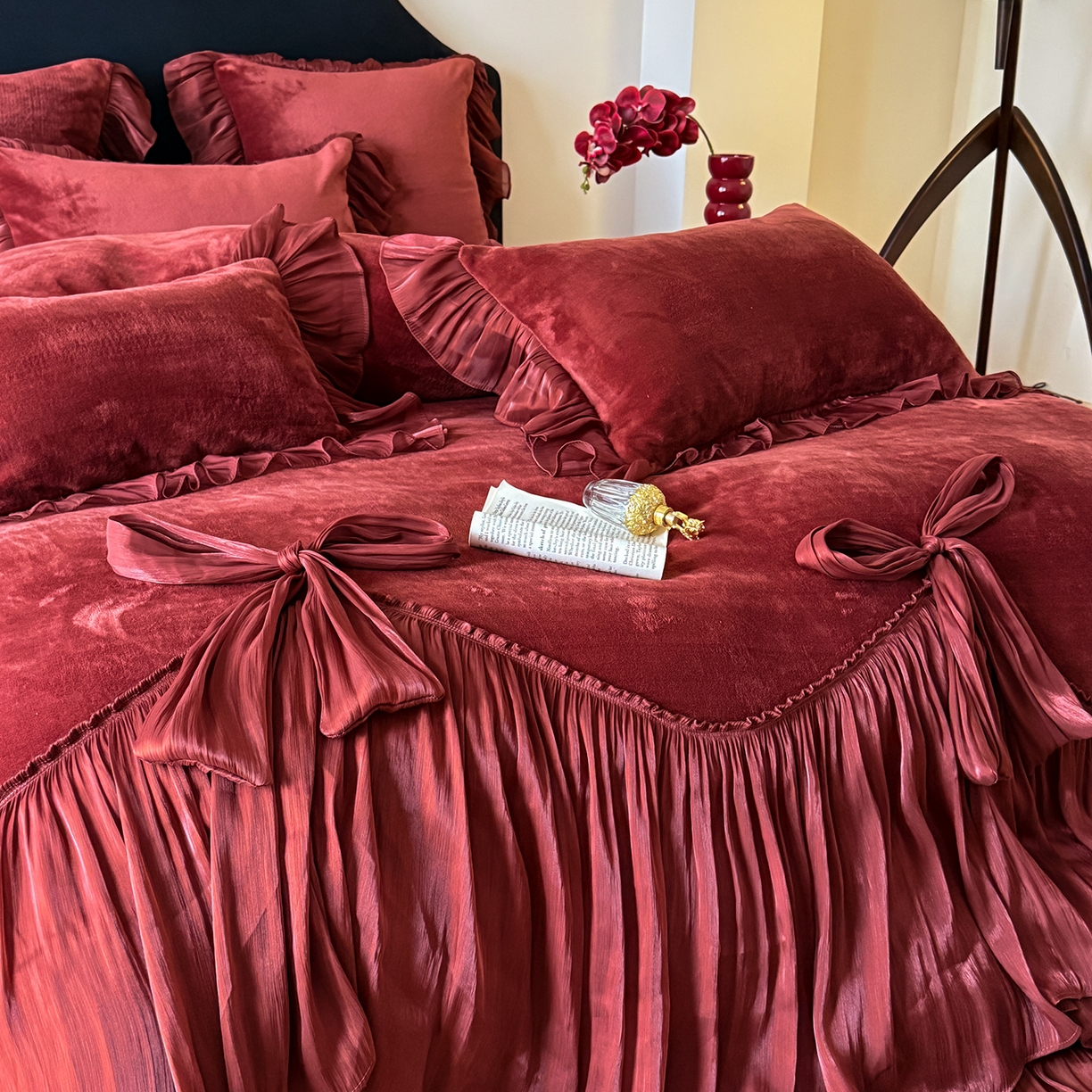 91家纺网 家纺一手货源 找家纺 吾欢心 2026秋冬新款公主风加厚高克重全消光婴儿绒四件套爱莉丝系列新年安可拉红 爱莉丝安可拉红