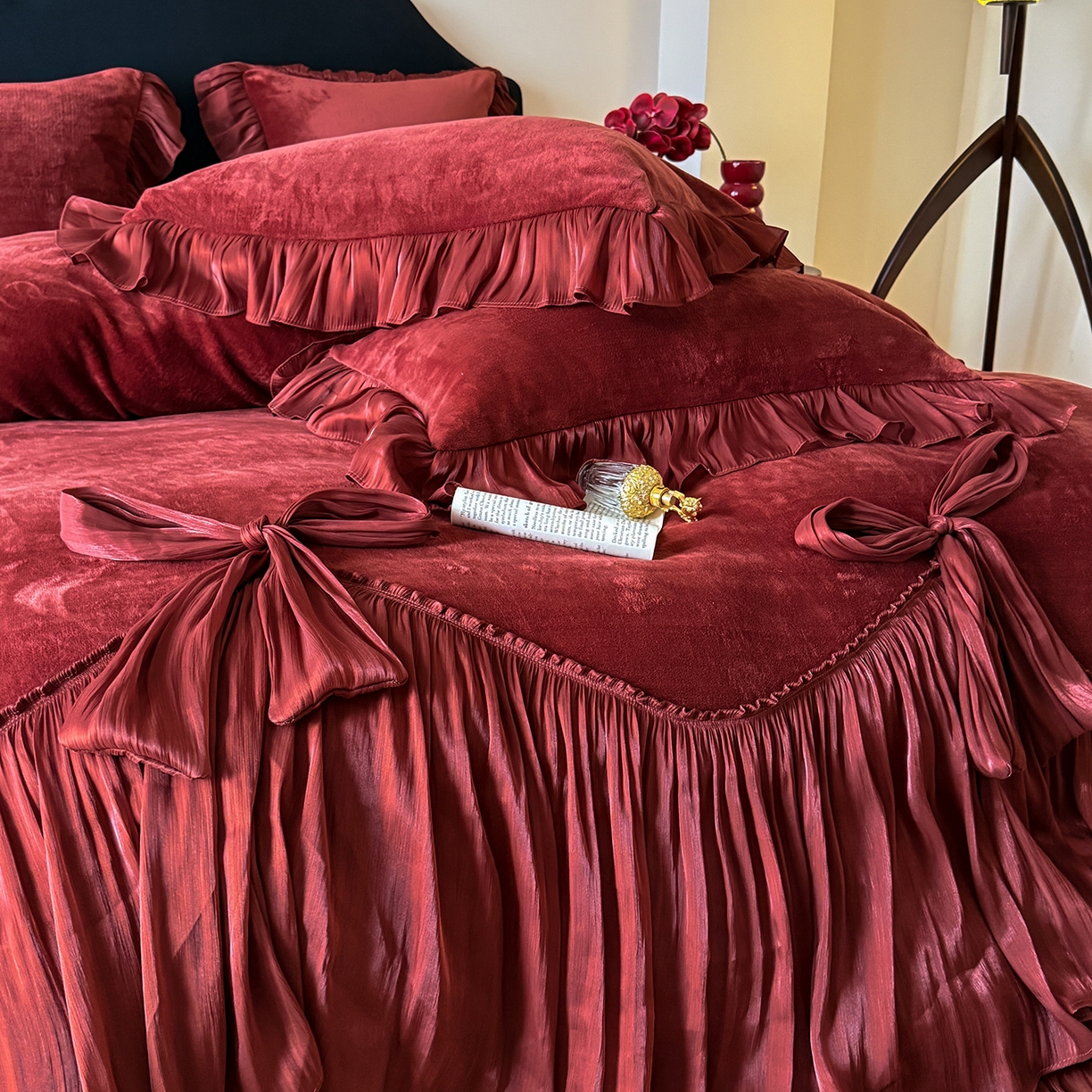 91家纺网 家纺一手货源 找家纺 吾欢心 2026秋冬新款公主风加厚高克重全消光婴儿绒四件套爱莉丝系列新年安可拉红 爱莉丝安可拉红