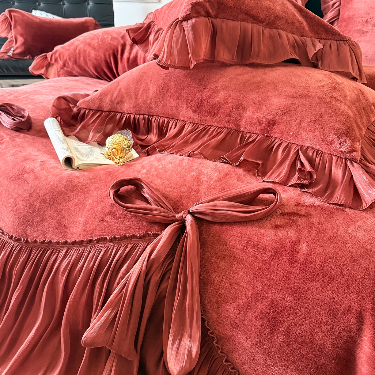 91家纺网 家纺一手货源 找家纺 吾欢心 2026秋冬新款公主风加厚高克重全消光婴儿绒四件套爱莉丝系列新年安可拉红 爱莉丝安可拉红