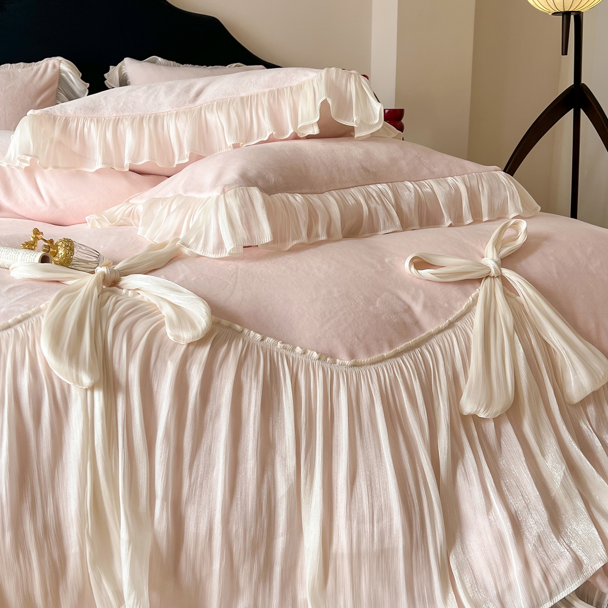 91家纺网 家纺一手货源 找家纺 吾欢心 2026秋冬新款公主风加厚高克重全消光婴儿绒四件套爱莉丝系列新年安可拉红 爱莉丝奶油粉