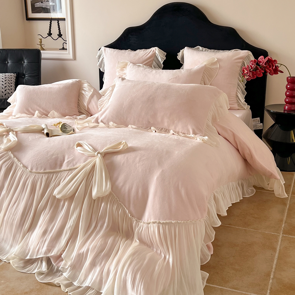 91家纺网 家纺一手货源 找家纺 吾欢心 2026秋冬新款公主风加厚高克重全消光婴儿绒四件套爱莉丝系列新年安可拉红 爱莉丝奶油粉