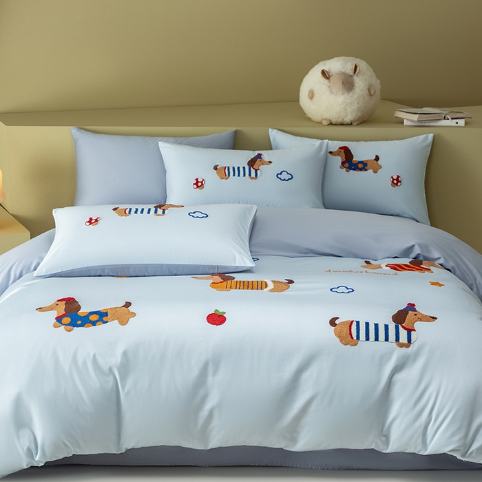 91家纺网 家纺一手货源 找家纺 618家纺 2026新款A类100支全棉纯棉毛巾绣花四件套-腊肠狗系列 腊肠狗-天蓝