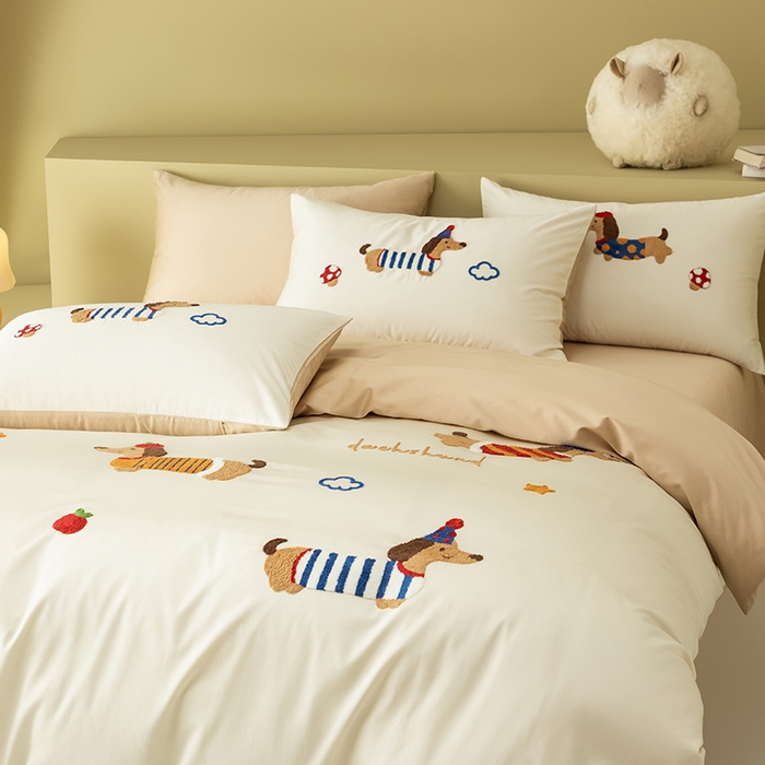 91家纺网 家纺一手货源 找家纺 618家纺 2026新款A类100支全棉纯棉毛巾绣花四件套-腊肠狗系列 腊肠狗-卡其