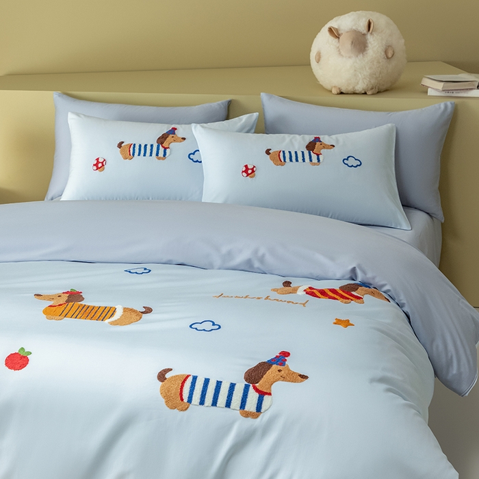 91家纺网 家纺一手货源 找家纺 618家纺 2026新款A类100支全棉纯棉毛巾绣花四件套-腊肠狗系列 腊肠狗-天蓝