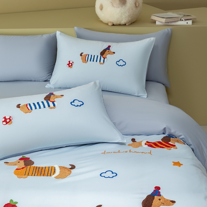 91家纺网 家纺一手货源 找家纺 618家纺 2026新款A类100支全棉纯棉毛巾绣花四件套-腊肠狗系列 腊肠狗-天蓝