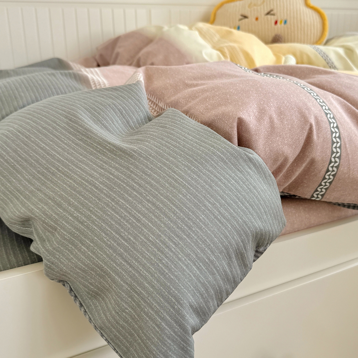 91家纺网 家纺一手货源 找家纺 尚帛 2026新款全棉品质喷气印花爆款四件套 多规格套件 单品系列-四件套学生款 协奏曲-红