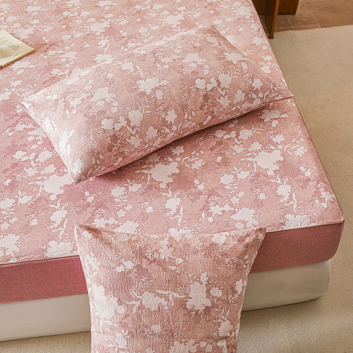 91家纺网 家纺一手货源 找家纺 笠裙家纺 2026新款云感水洗棉印花单床笠床笠单件 浮绘花影