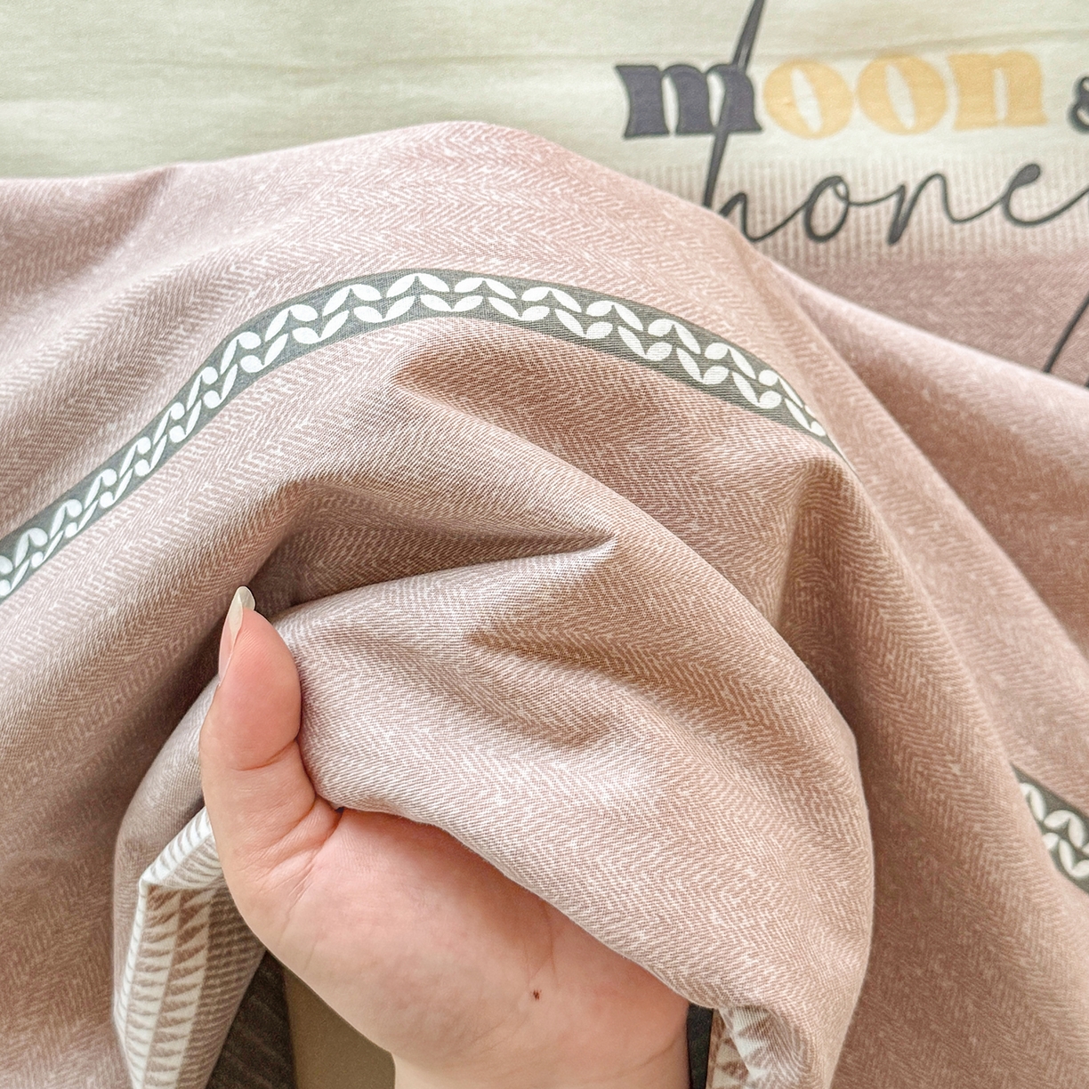 91家纺网 家纺一手货源 找家纺 尚帛 2026新款全棉品质喷气印花爆款四件套 多规格套件 单品系列-单枕套 协奏曲-红