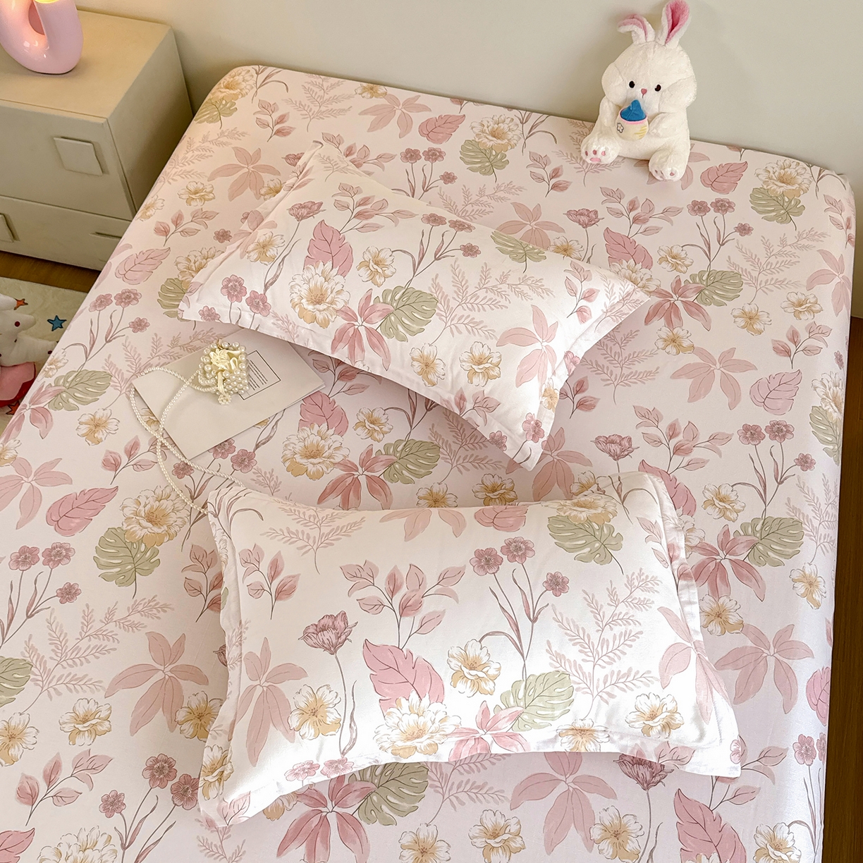 91家纺网 家纺一手货源 找家纺 尚帛 2026新款全棉品质喷气印花爆款四件套 多规格套件 单品系列-单床笠 叶柔粉