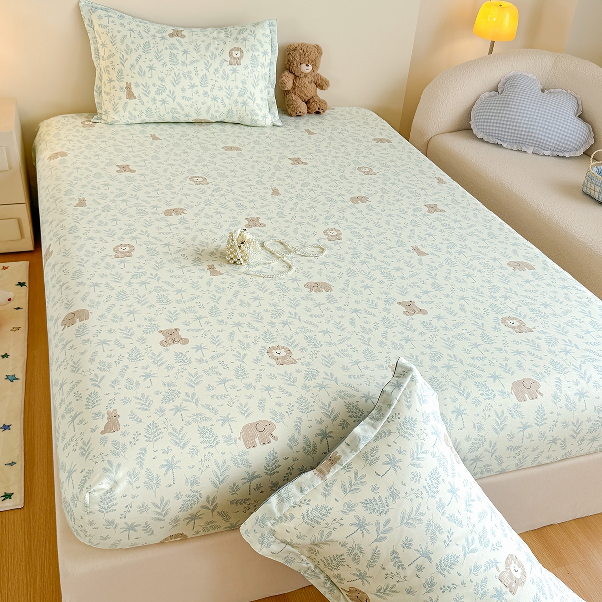 91家纺网 家纺一手货源 找家纺 尚帛 2026新款全棉品质喷气印花爆款四件套 多规格套件 单品系列-单床笠 森林小镇-兰