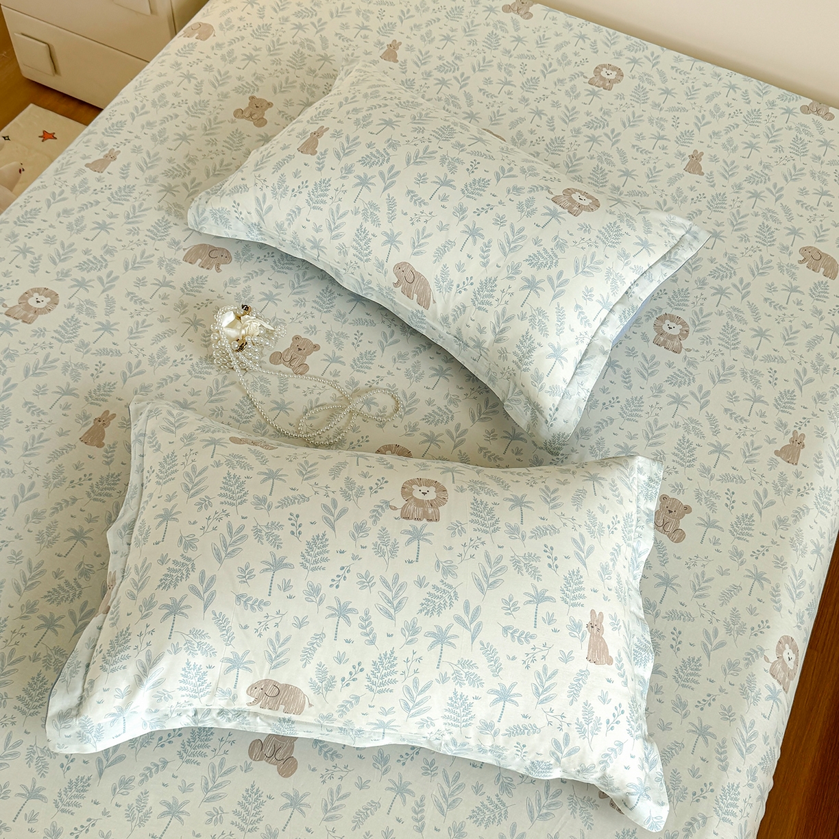 91家纺网 家纺一手货源 找家纺 尚帛 2026新款全棉品质喷气印花爆款四件套 多规格套件 单品系列-单床笠 森林小镇-兰