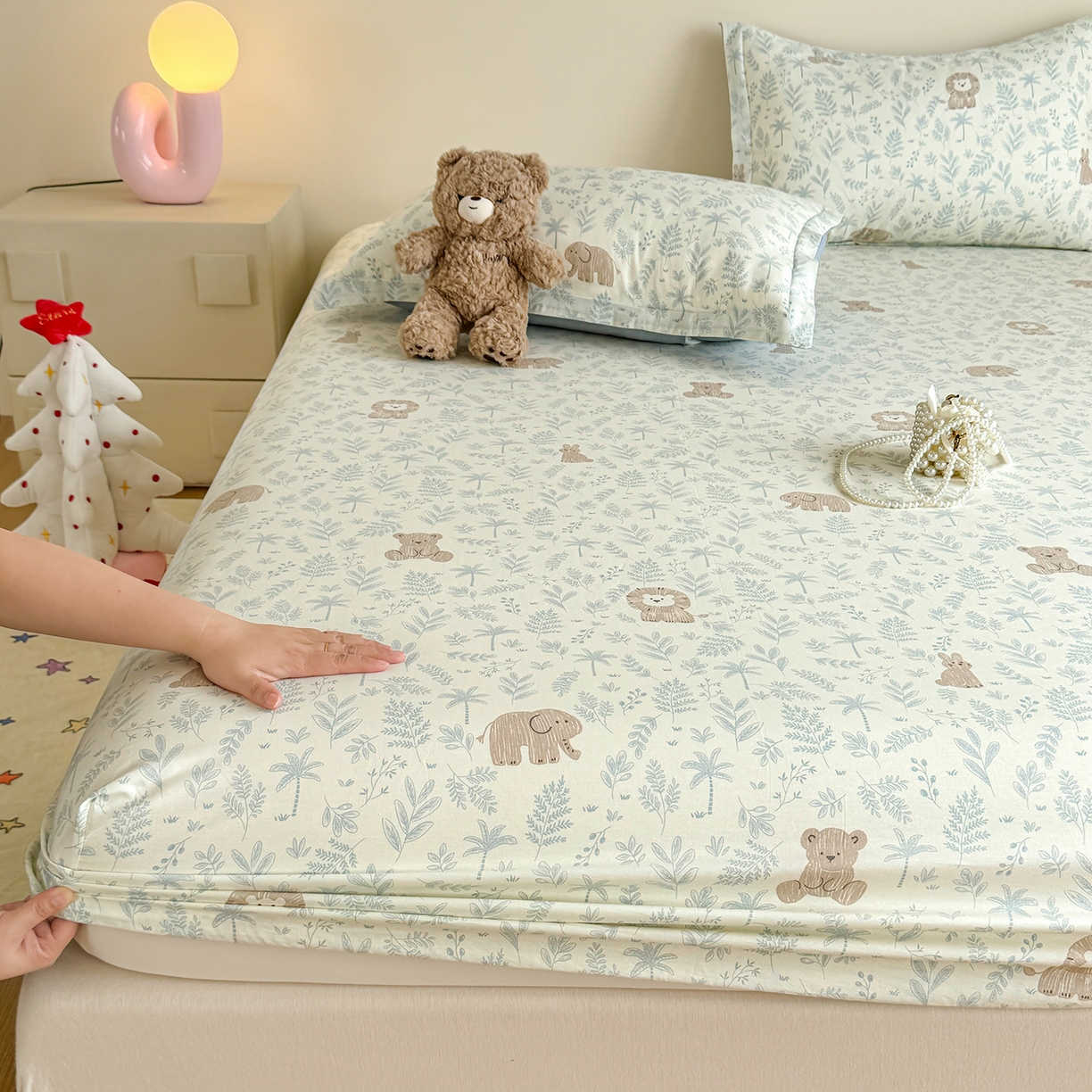 91家纺网 家纺一手货源 找家纺 尚帛 2026新款全棉品质喷气印花爆款四件套 多规格套件 单品系列-单床笠 森林小镇-兰