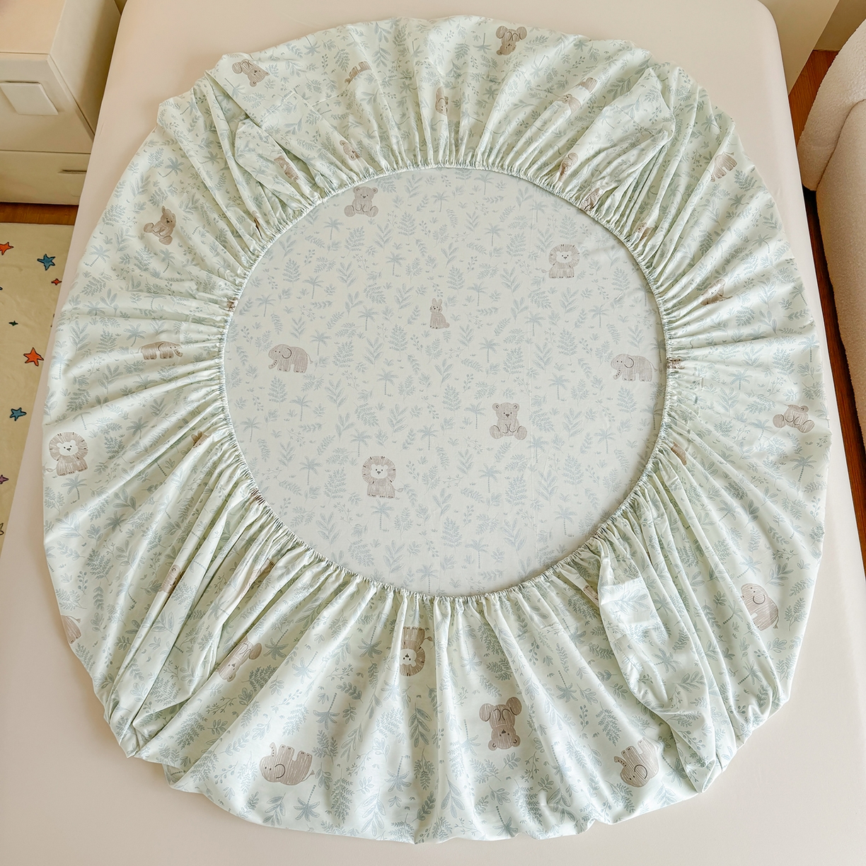 91家纺网 家纺一手货源 找家纺 尚帛 2026新款全棉品质喷气印花爆款四件套 多规格套件 单品系列-单床笠 森林小镇-兰