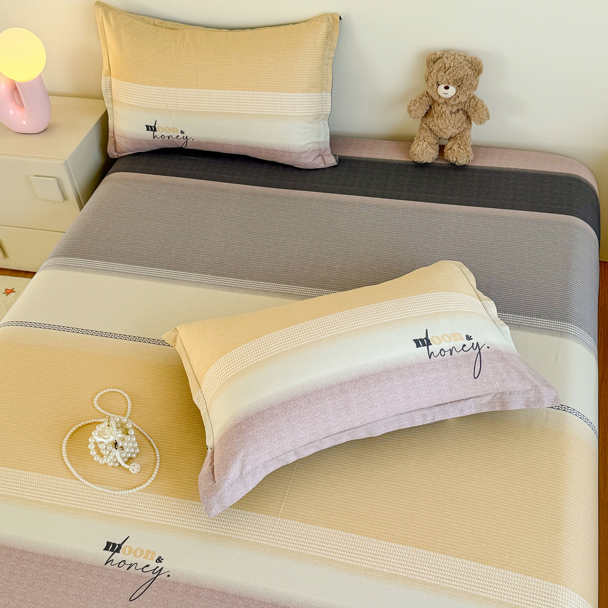 91家纺网 家纺一手货源 找家纺 尚帛 2026新款全棉品质喷气印花爆款四件套 多规格套件 单品系列-单床笠 协奏曲-红