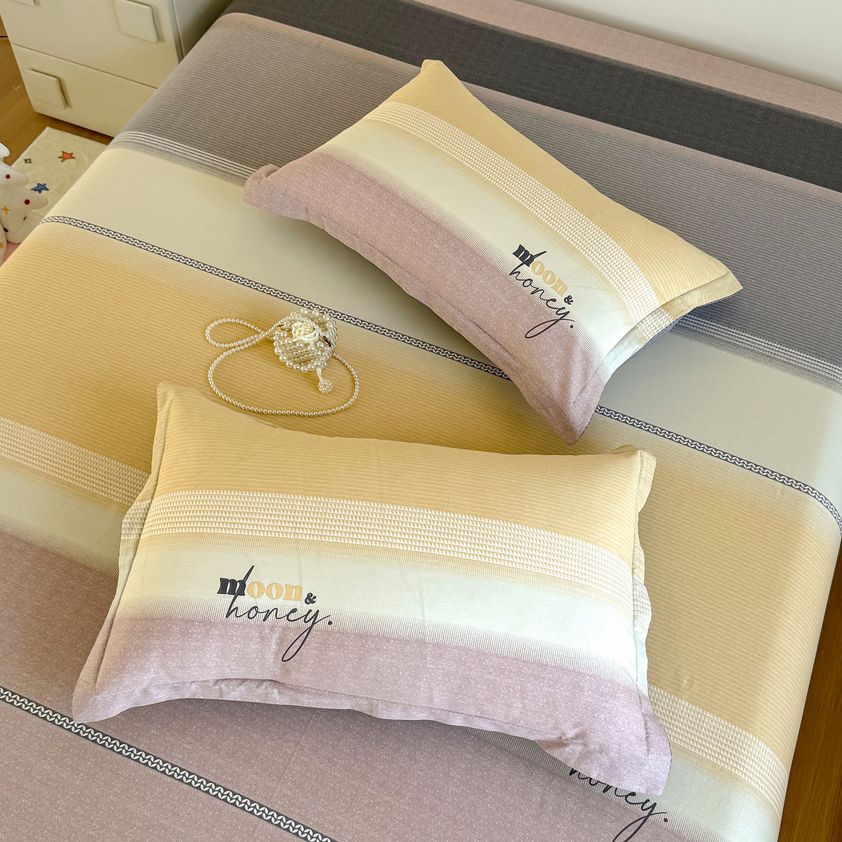 91家纺网 家纺一手货源 找家纺 尚帛 2026新款全棉品质喷气印花爆款四件套 多规格套件 单品系列-单床笠 协奏曲-红