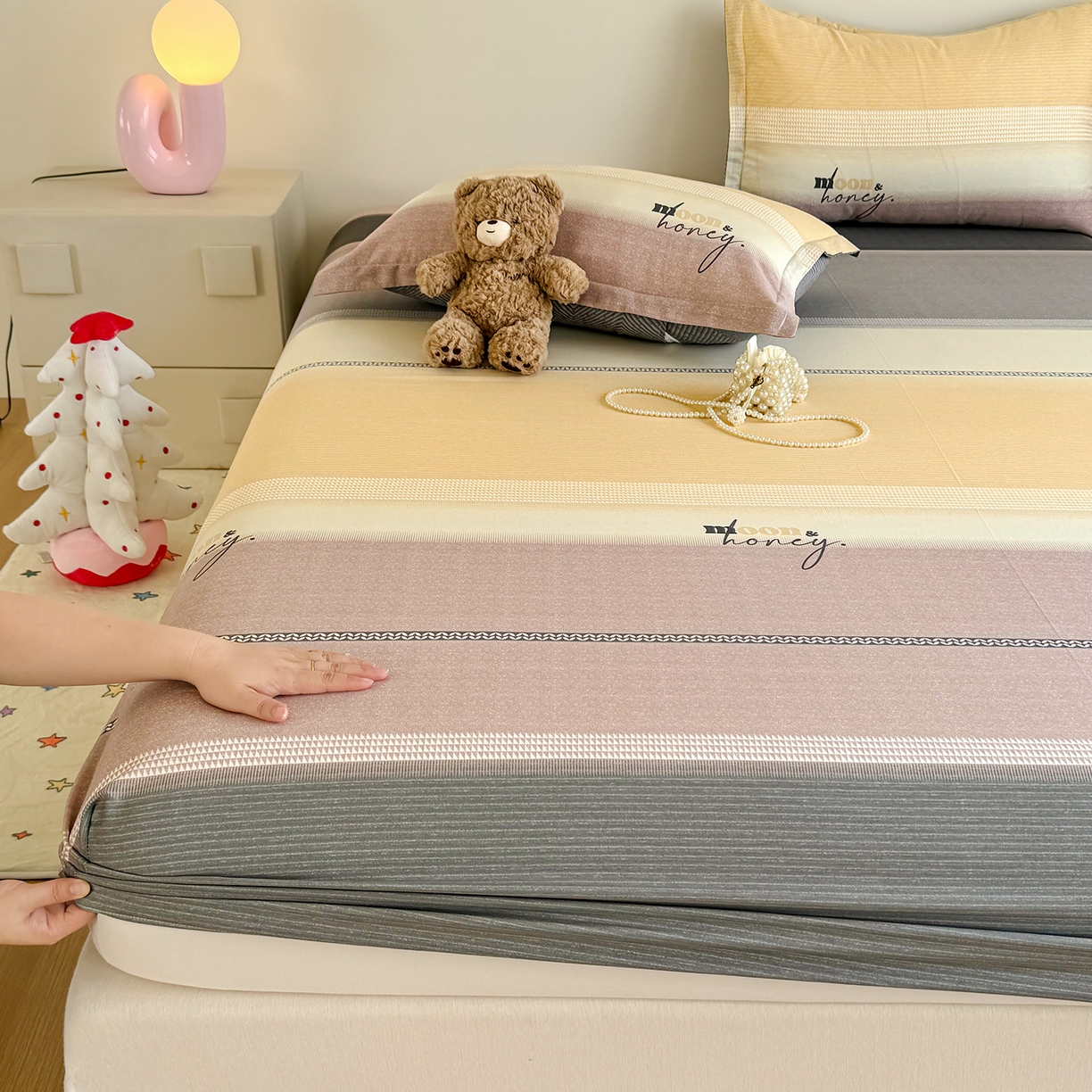 91家纺网 家纺一手货源 找家纺 尚帛 2026新款全棉品质喷气印花爆款四件套 多规格套件 单品系列-单床笠 协奏曲-红