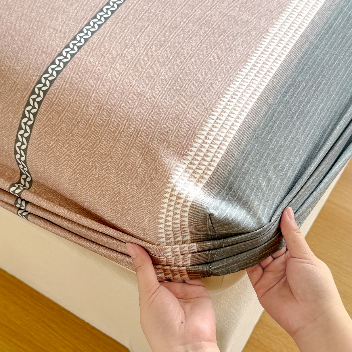 91家纺网 家纺一手货源 找家纺 尚帛 2026新款全棉品质喷气印花爆款四件套 多规格套件 单品系列-单床笠 协奏曲-红