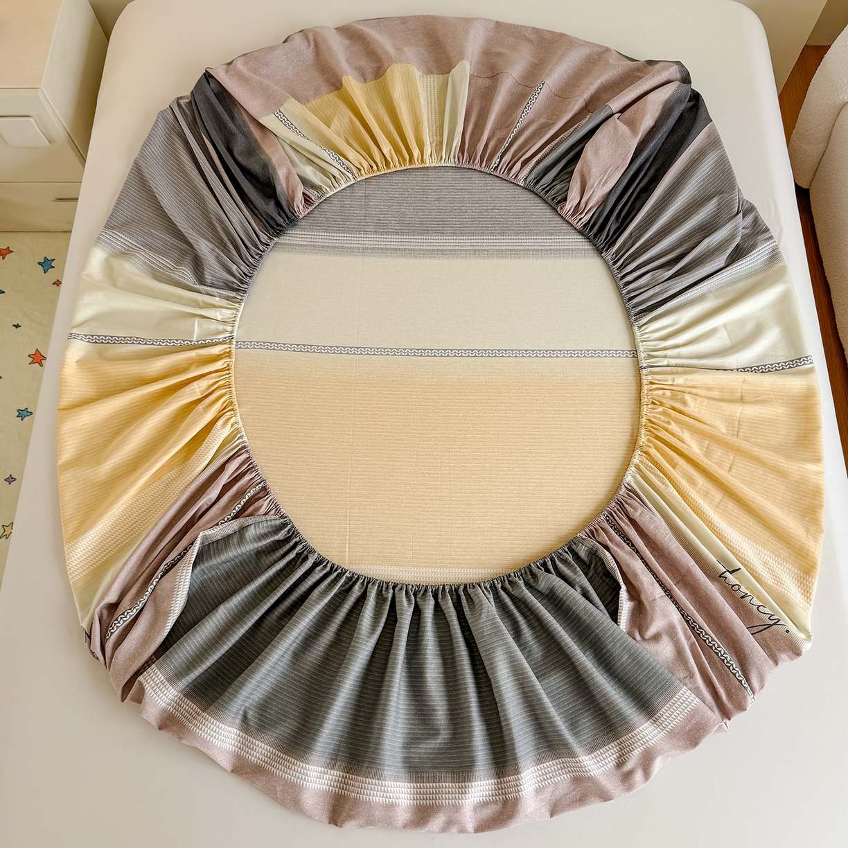 91家纺网 家纺一手货源 找家纺 尚帛 2026新款全棉品质喷气印花爆款四件套 多规格套件 单品系列-单床笠 协奏曲-红