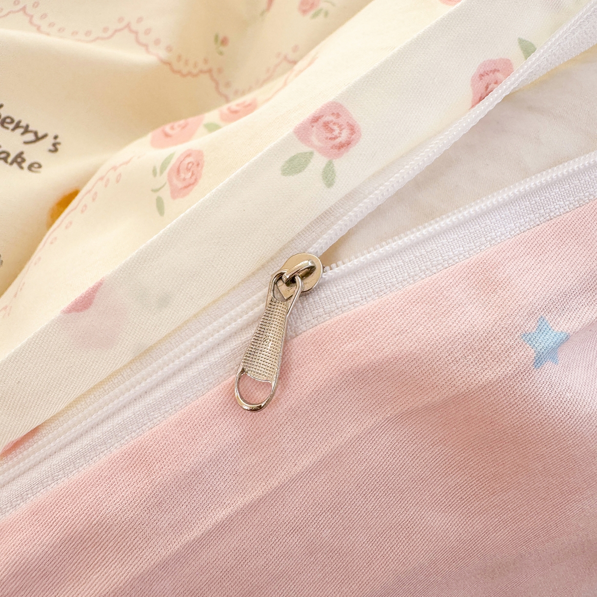 91家纺网 家纺一手货源 找家纺 尚帛 2026新款全棉品质喷气印花爆款四件套 多规格套件 单品系列-四件套 可颂日记