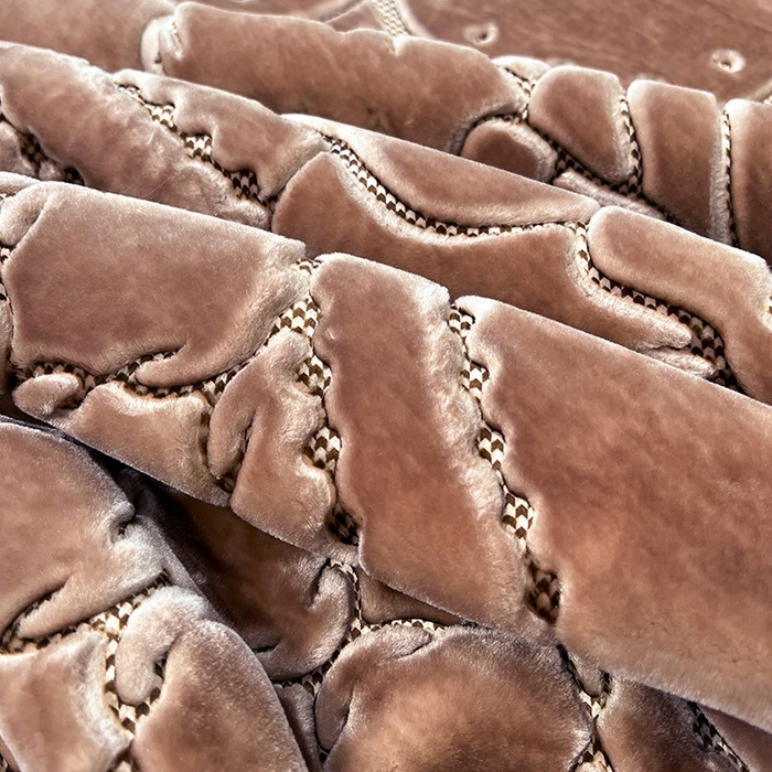 91家纺网 家纺一手货源 找家纺 凯轩毛毯网销专供 2026新款仿刺绣双层加厚压花云毯 豆沙红