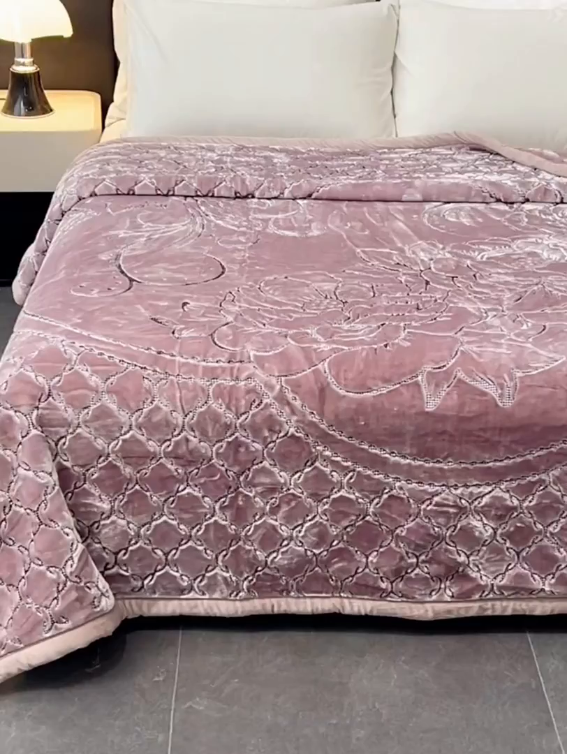 91家纺网 家纺一手货源 找家纺 凯轩毛毯网销专供 2026新款仿刺绣双层加厚压花云毯 绛紫色