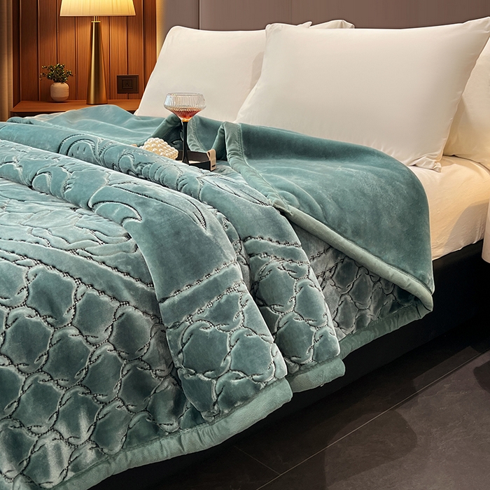 91家纺网 家纺一手货源 找家纺 凯轩毛毯网销专供 2026新款仿刺绣双层加厚压花云毯 孔雀绿