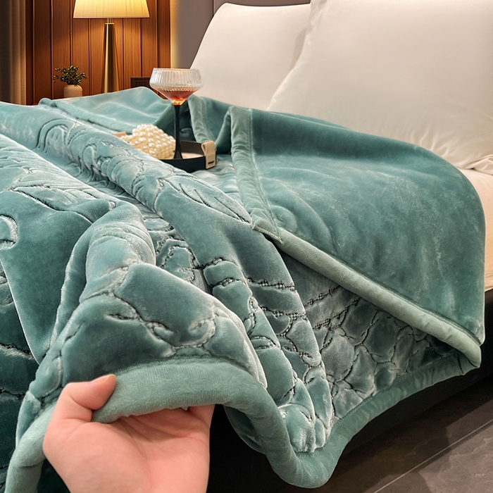 91家纺网 家纺一手货源 找家纺 凯轩毛毯网销专供 2026新款仿刺绣双层加厚压花云毯 孔雀绿