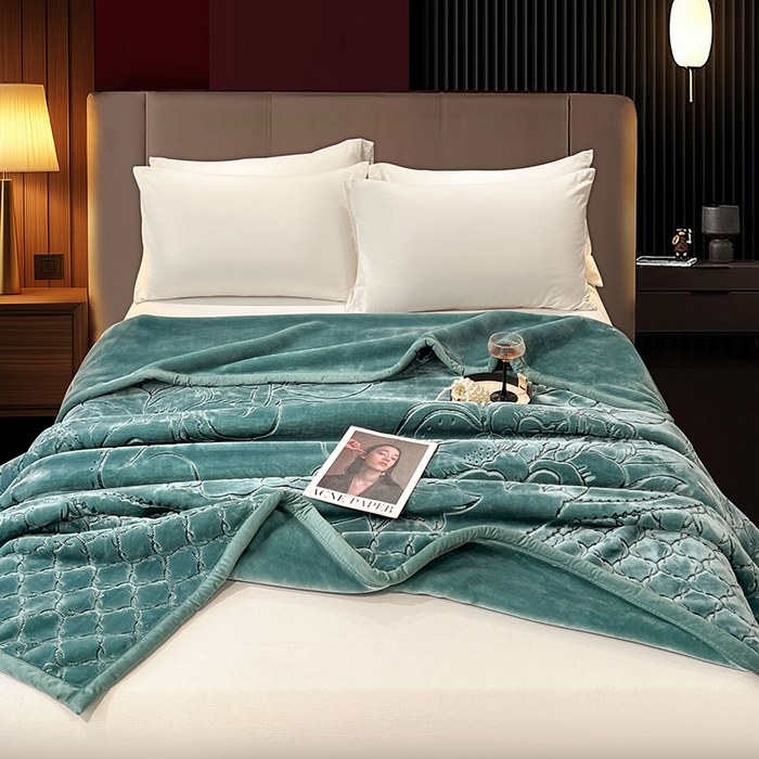 91家纺网 家纺一手货源 找家纺 凯轩毛毯网销专供 2026新款仿刺绣双层加厚压花云毯 孔雀绿