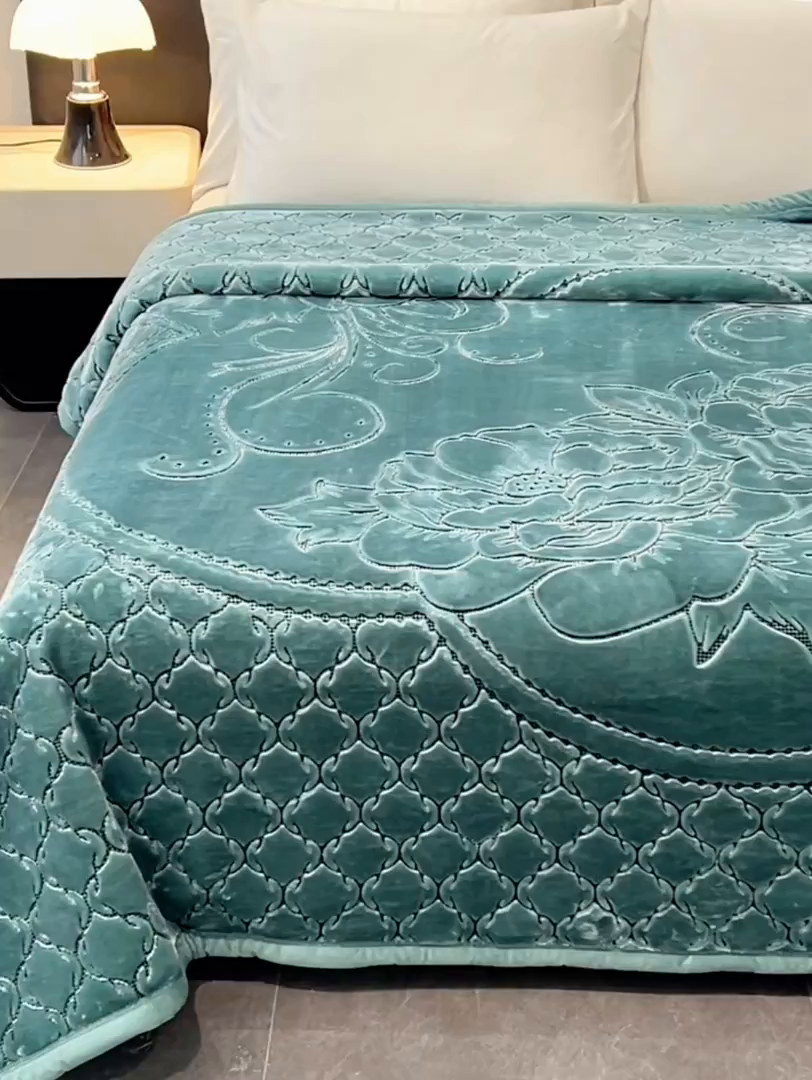 91家纺网 家纺一手货源 找家纺 凯轩毛毯网销专供 2026新款仿刺绣双层加厚压花云毯 孔雀绿