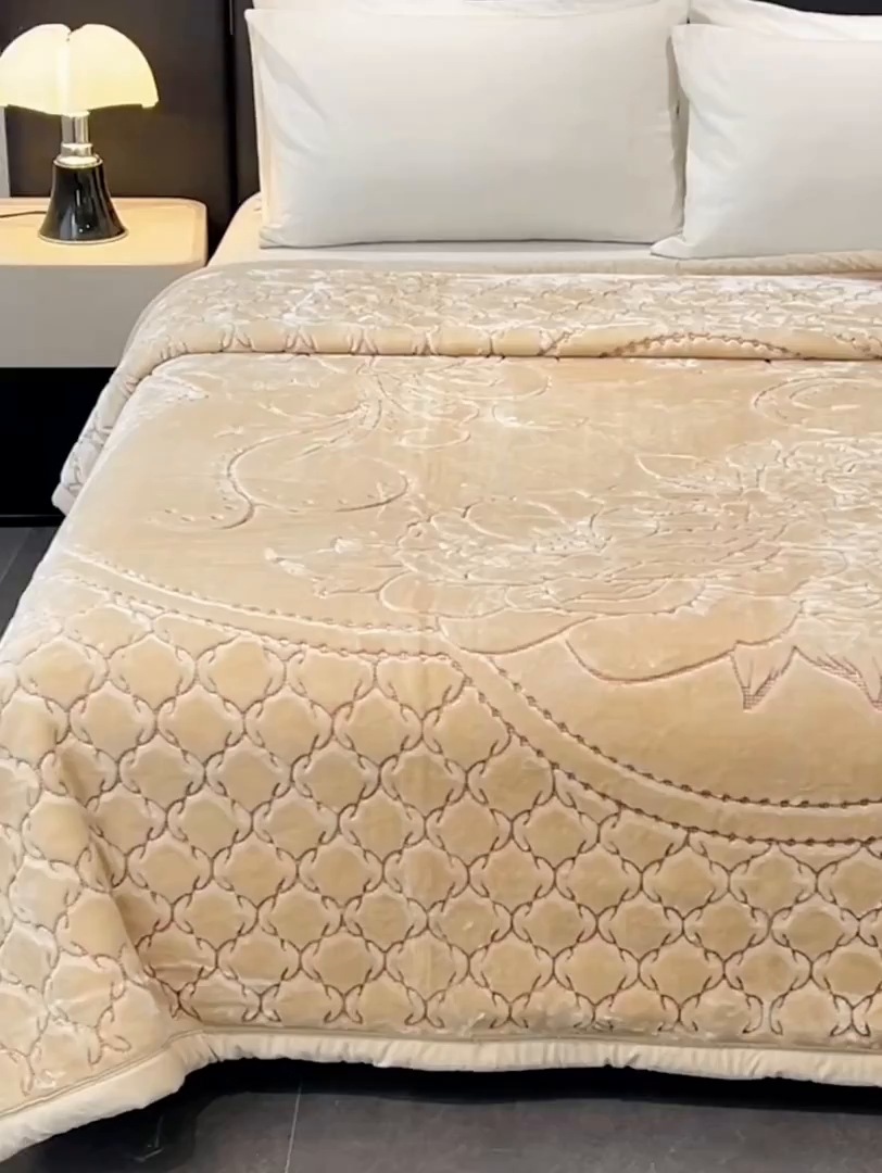 91家纺网 家纺一手货源 找家纺 凯轩毛毯网销专供 2026新款仿刺绣双层加厚压花云毯 奶油咖