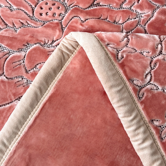 91家纺网 家纺一手货源 找家纺 凯轩毛毯网销专供 2026新款仿刺绣双层加厚压花云毯 珊瑚粉