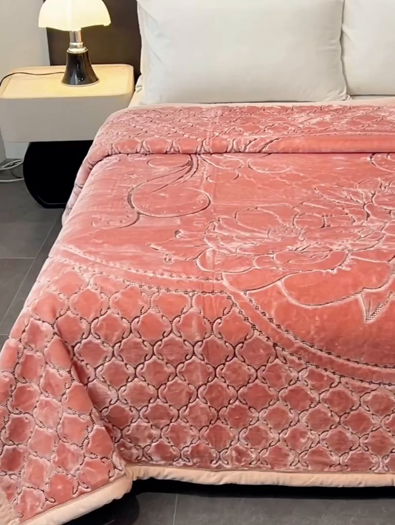 91家纺网 家纺一手货源 找家纺 凯轩毛毯网销专供 2026新款仿刺绣双层加厚压花云毯 珊瑚粉