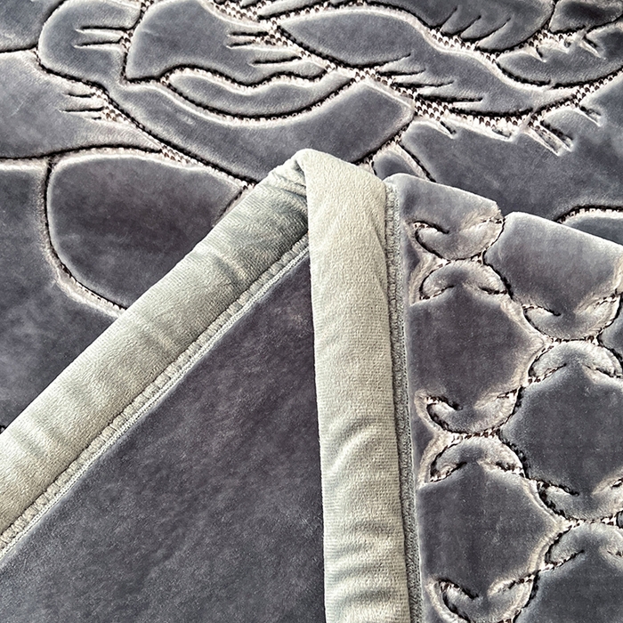 91家纺网 家纺一手货源 找家纺 凯轩毛毯网销专供 2026新款仿刺绣双层加厚压花云毯 深灰色