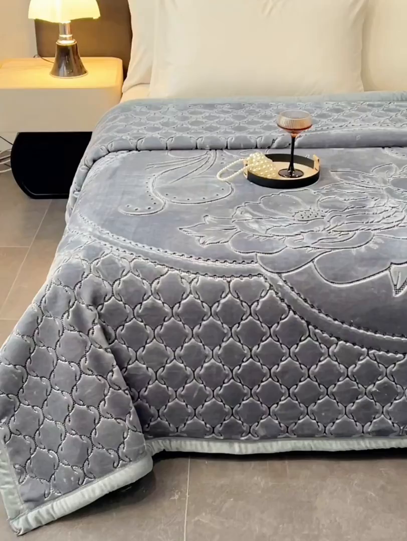 91家纺网 家纺一手货源 找家纺 凯轩毛毯网销专供 2026新款仿刺绣双层加厚压花云毯 深灰色