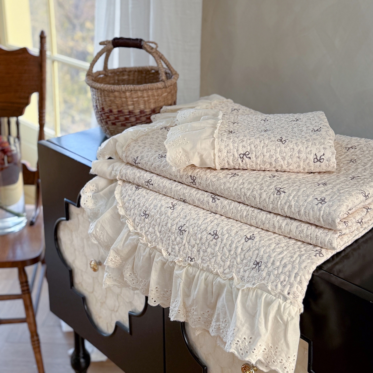 91家纺网 家纺一手货源 找家纺 琳可家居 2026新款印花全棉双层纱床盖棉布花边高温水洗A类标准夹棉可机洗 蝴蝶结