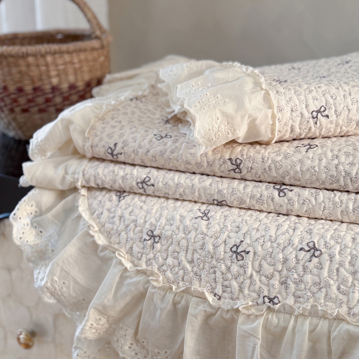 91家纺网 家纺一手货源 找家纺 琳可家居 2026新款印花全棉双层纱床盖棉布花边高温水洗A类标准夹棉可机洗 蝴蝶结