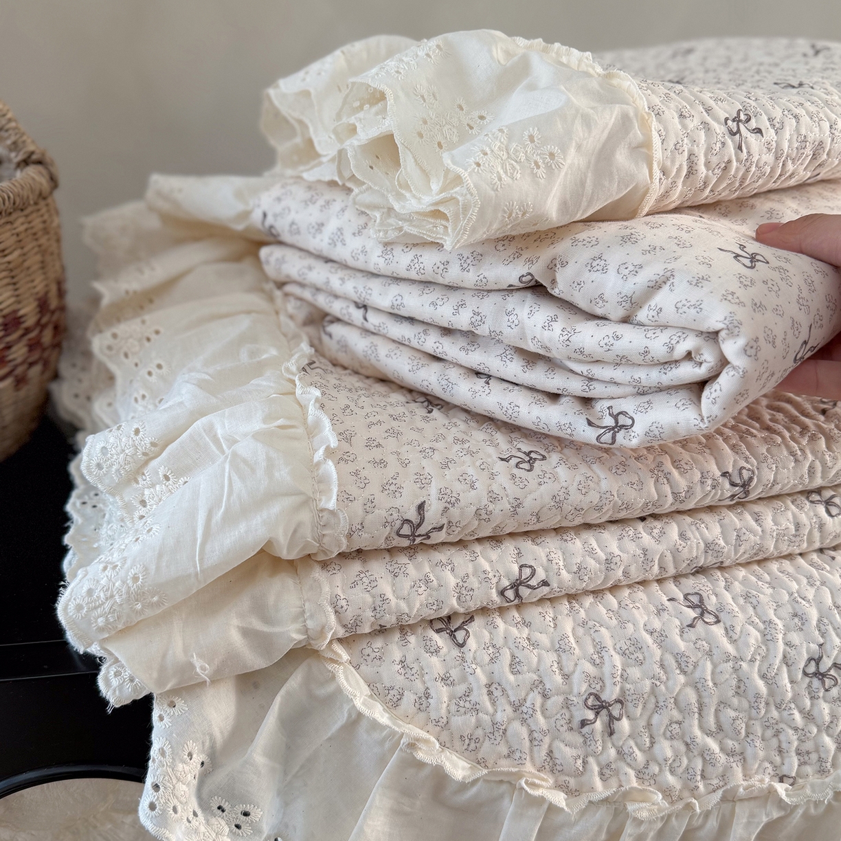 91家纺网 家纺一手货源 找家纺 琳可家居 2026新款印花全棉双层纱床盖棉布花边高温水洗A类标准夹棉可机洗 蝴蝶结